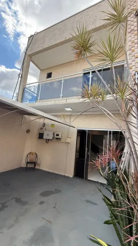 ALUGA-SE-DE CASA CON ENERGIA SOLAR E PISCINA BAIRRO CIDADE JARDIM