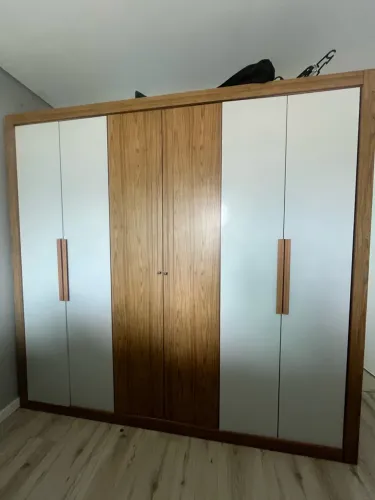 Guarda roupa semi novo 6 portas