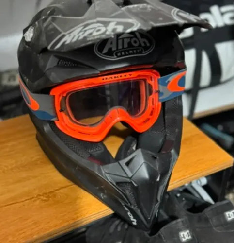 Capacete airoh preto