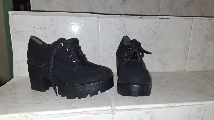 Bota com salto preta 34