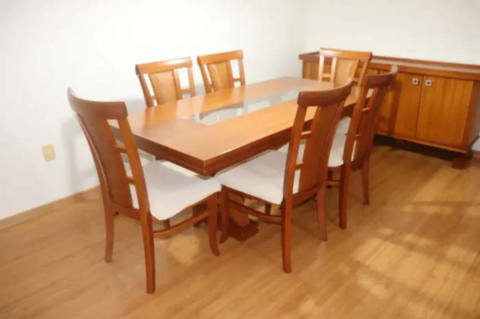 Mesa com 6 cadeiras