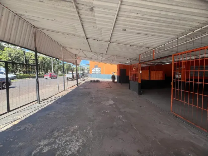 Salão p/ Lanchonete Espetaria 405m2 03 banheiros e cozinha 225m2 cobertos