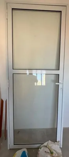 porta de alumínio medida 217 de altura por 87 largura com batente tira do apartamento