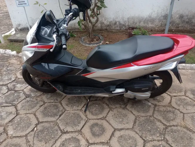 vende se moto PCX 150 2018 em dias