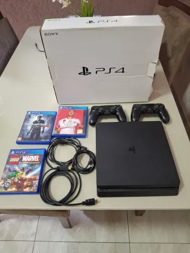 PS4 Slim 1TB com 4 jogos + 2 controles originais
