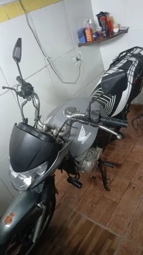 Moto toda boa não tem nenhum defeito é só pegar e andar