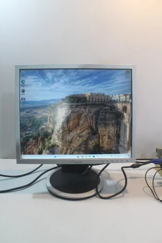  Monitor 17" Funcionando regulagem de altura
