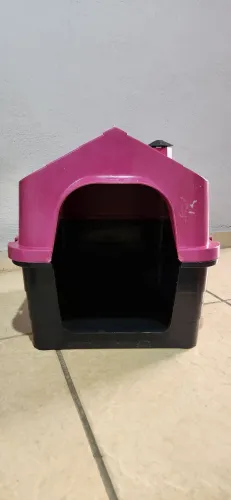 Casinha de cachorro rosa com potes de ração e água, conferir medidas!!!