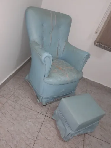 Poltrona p/ amamentação e puff