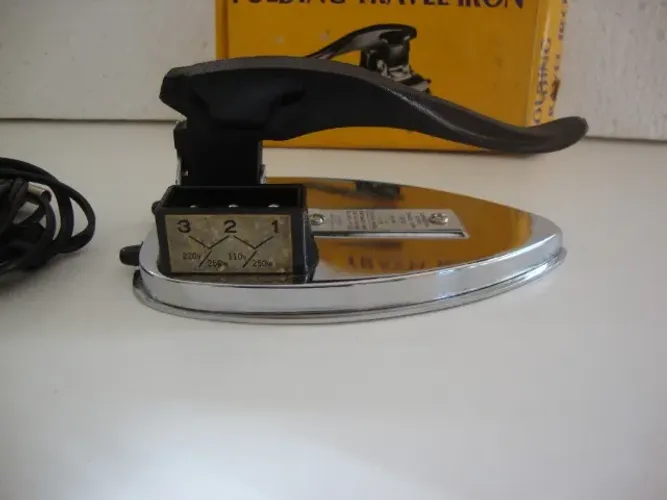 Ferro de Passar Folding Travel Iron anos 80 .
