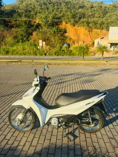 VENDO BIZ 125 25/25 SEMINOVA ÚNICO DONO 3.376KM RODADOS