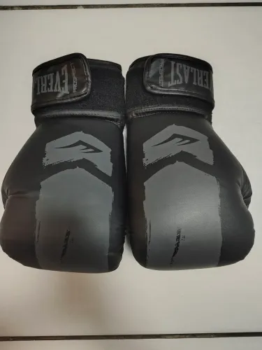 Luvas de box/Thai Evertast 8oz, um mês de uso, com cheiro de novas.