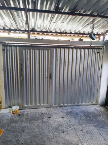 VENDE-SE PORTÃO DE CORRER DE ALUMÍNIO, 3X2 (TRÊS METROS POR DOIS), VALOR 1.500 REAIS.