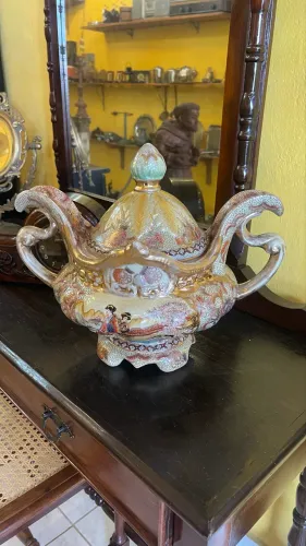 Lindo vaso antigo totalmente pintado a mão