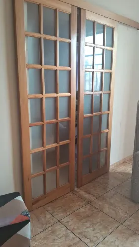 Vendo 2 portas de correr com vidrinhos, 210 por 70..