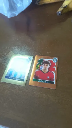 2 figurinhas da copa uma ouro e uma bronze cada vale r$20