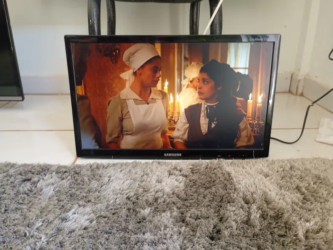 Tv 26 polegadas digital tem HDMI USB novinha zera vai com controle 