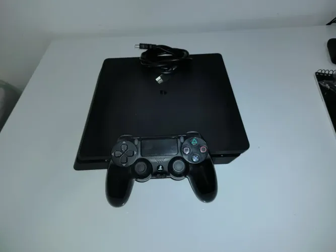 PS4 + 2 Manetes e 2 jogos