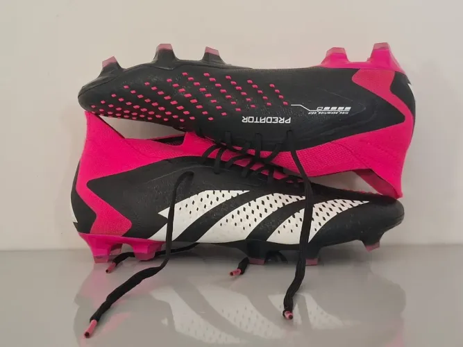 Chuteira Adidas Predator Accuracy.1 FG. Preto e Rosa