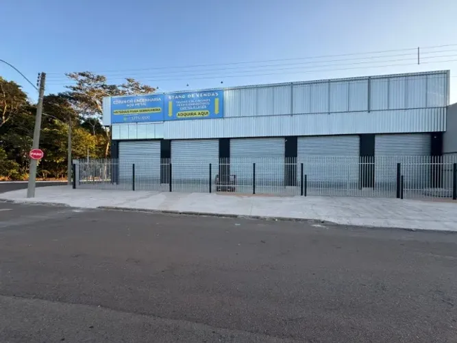 EXCELENTE GALPÃO PARA LOCAÇÃO DE FRENTE PARA A RODOVIA DOS ROMEIROS - 653m² - TRINDADE/GO