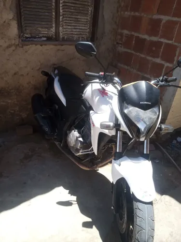 Vendo uma moto 300 cilindrada muito boa em ótimo estado de motor