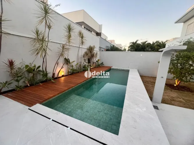 Casa em condomínio com 3 suítes disponível para venda no bairro Laranjeiras em Uberlândia