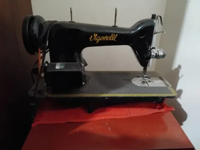 maquina de costura preta vigorelli