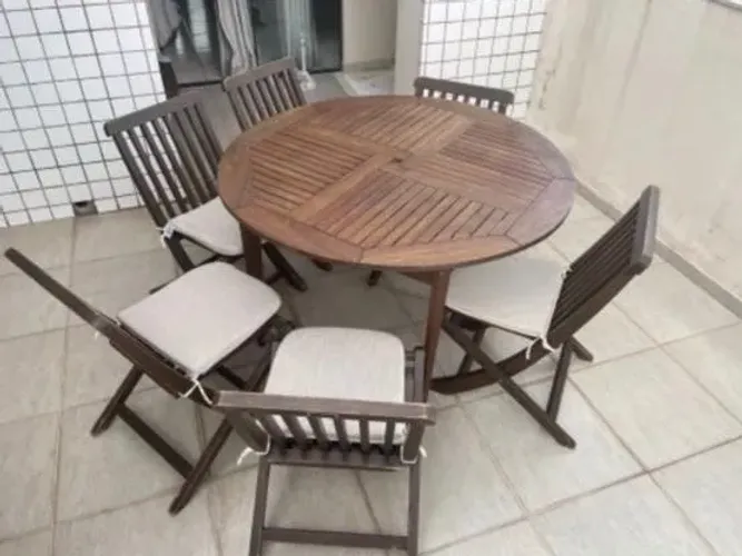Mesa de madeira redonda com 6 cadeiras
