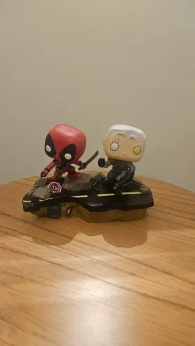 Funko pop cenário deadpool x cable