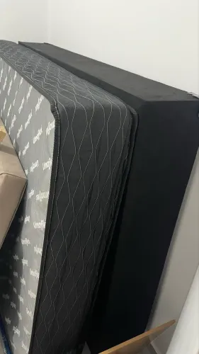 Cama box com o colchão e cabeceira modulada