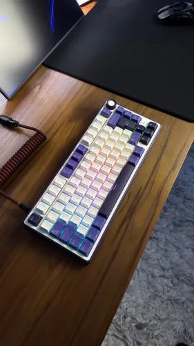 Royal Kludge RKR75 - Teclado Mecânico Gamer 75% ABNT2 RGB Switch Brown Branco e Roxo