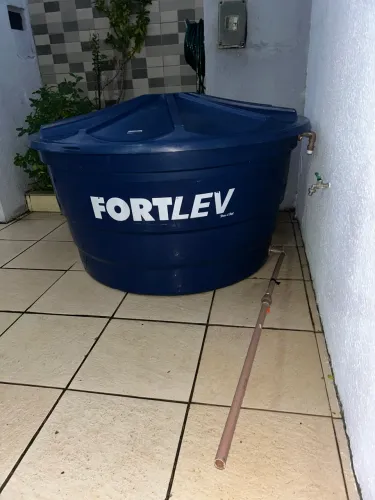 Caixa d?água pouco usada 1000L