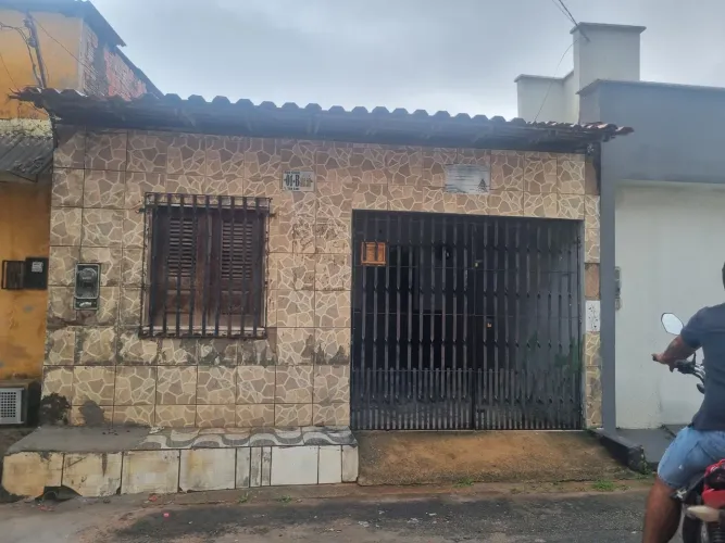 Vendo essa casa bem localizada na Vila são luis perto do socorro 2 do Matheus
