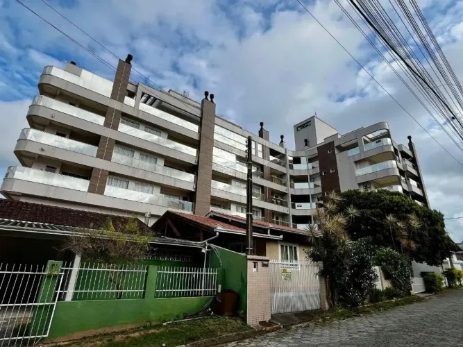 Cobertura mobiliada com 3 dormitórios e 4 vagas de garagem à venda em Bombinhas/SC