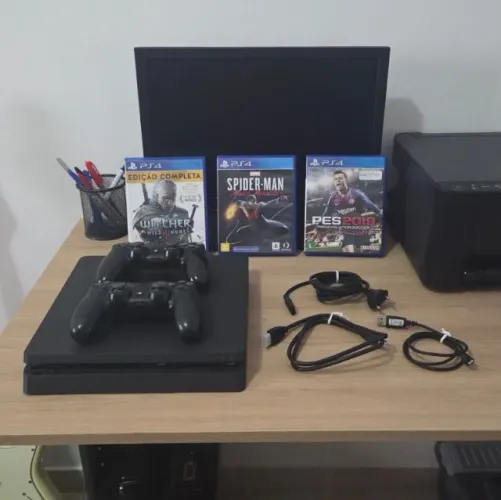 PlayStation 4 Slim PS4 1TB C/ 2 Controles + 3 Jogos PS