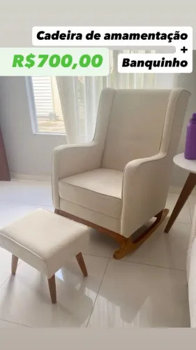 Vendo cadeira de amamentação off white com banquinho