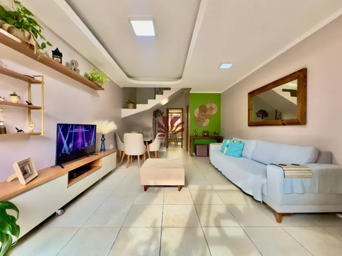 CASA/SOBRADO, com 173m², 3 dormitórios com 1 suite,sotão com lareira, no bairro BELA VISTA