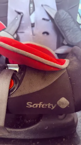Cadeira bebê conforto marca Safe Fide cinza com vermelho peso de 0 a 36 kg