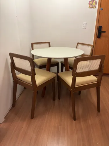 Conjunto mesa e cadeira