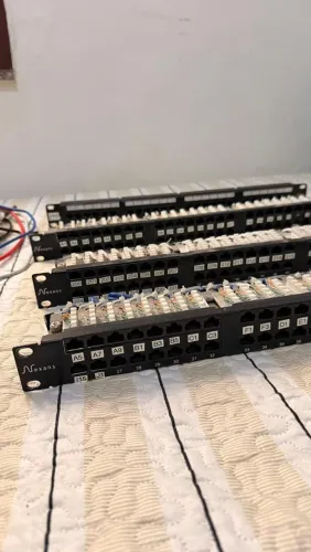 SERVIDOR RACK COM APARELHOS