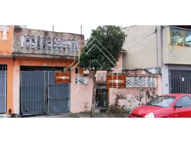 terreno com 200 m ² medindo 8 m por 22 m tres casas térreas em cima