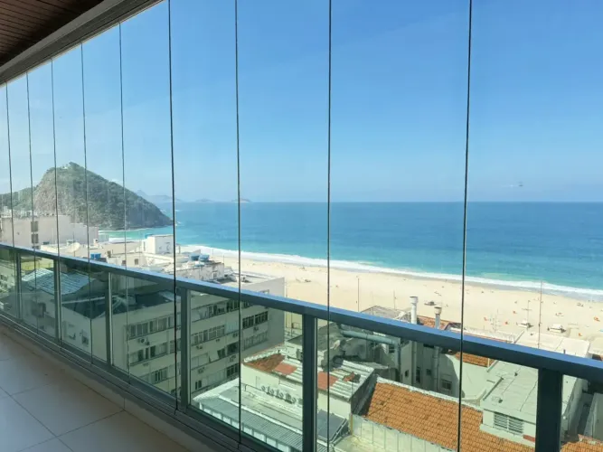 Luxo à beira-mar: Apartamento de 256m² no Leme com vista deslumbrante e localização privil