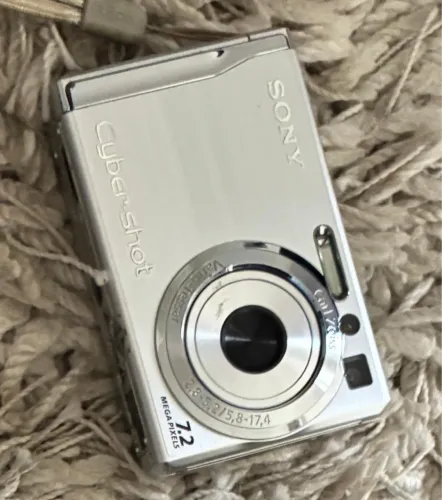 Máquina fotográfica antiga Sony 7.2. Funcionando 