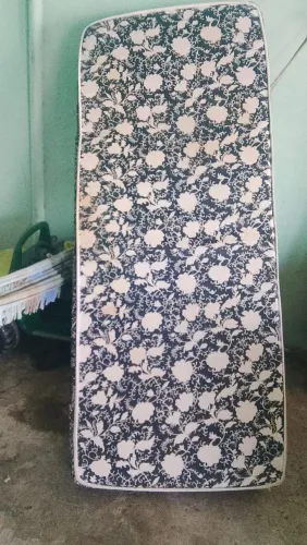 Cama tubular de solteiro com o colchão
