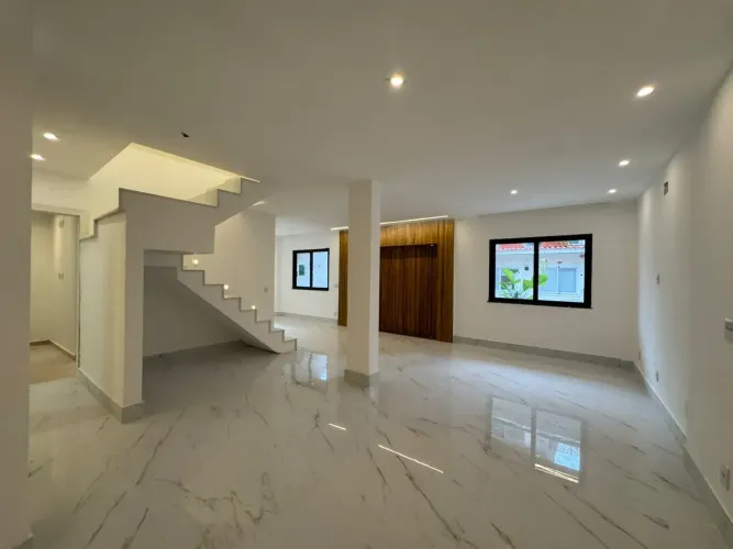 CASA TRIPLEX DE ALTO PADRÃO COM 350M² - COND. VIVENDAS