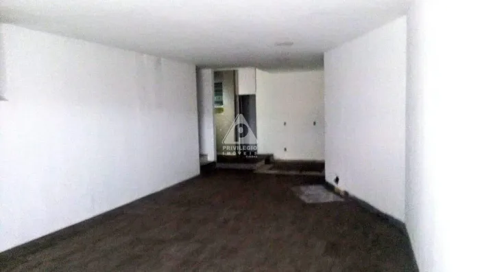 Loja com 149 m², frente de rua, alto fluxo de público, próxima ao metrô, em Ipanema.