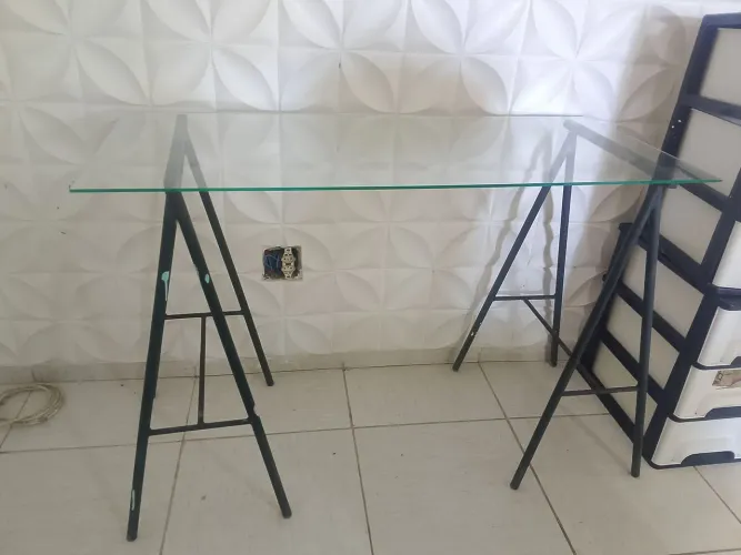 Mesa de vidro com cavalete