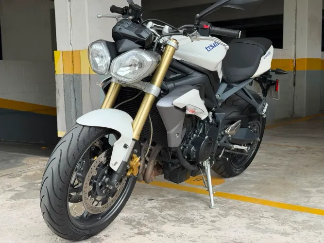 Triumph Street 675 baixo km