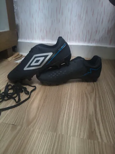 Chuteira de campo umbro adamant original tamanho 36.(Usado somente uma vez)