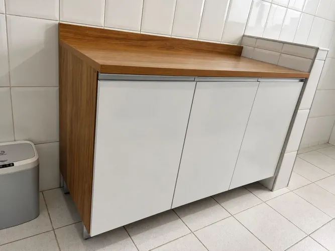 Balcão 3 portas 1,20m branco brilho c/ tampo amadeirado - cozinha ou lavanderia